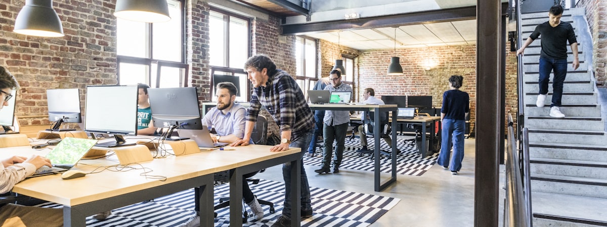 威廉希尔官方关于我们页面展示图，包含品牌历史墙、团队合影和联系方式